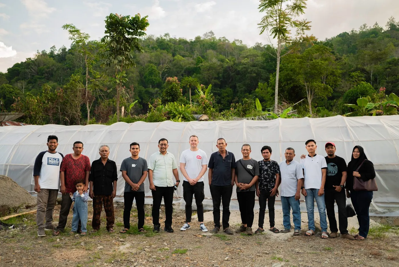 Komanja growers, PRCF and SRI members, with the NoFilter founder at the Batang Gadis drying house, the forest edge behind them